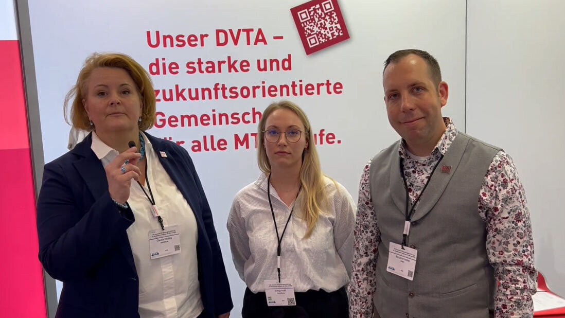 von links: Claudia Rössing, DVTA Präsidentin R/F, die Preisträgerin Svenja Kraft, Benjamin Josten, Sprecher der Fachvertretung Radiologie