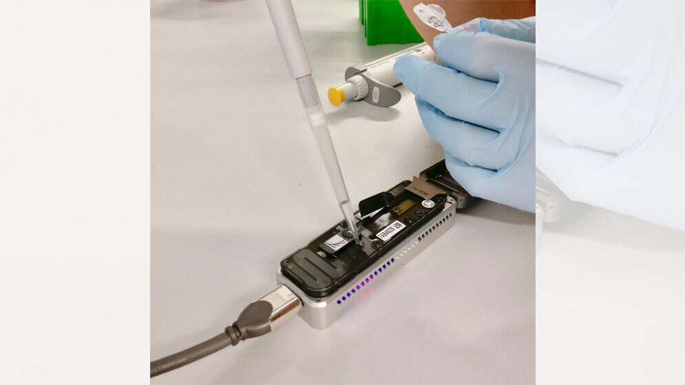 Sequenzierungsgeraet_Pay_Giesselmann_Max_Planck_Institut_für_molekulare_Genetik.jpg Sequenzierungsgerät