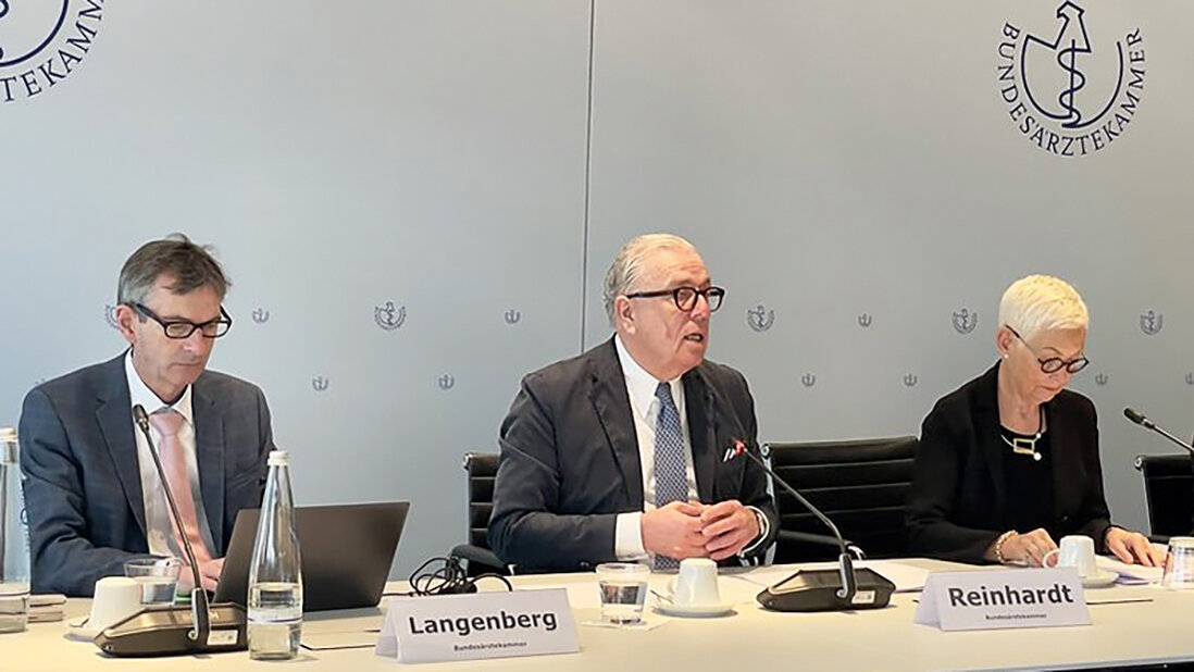 Titelbild zum Bericht von der 35. Konferenz der Fachberufe im Gesundheitswesen