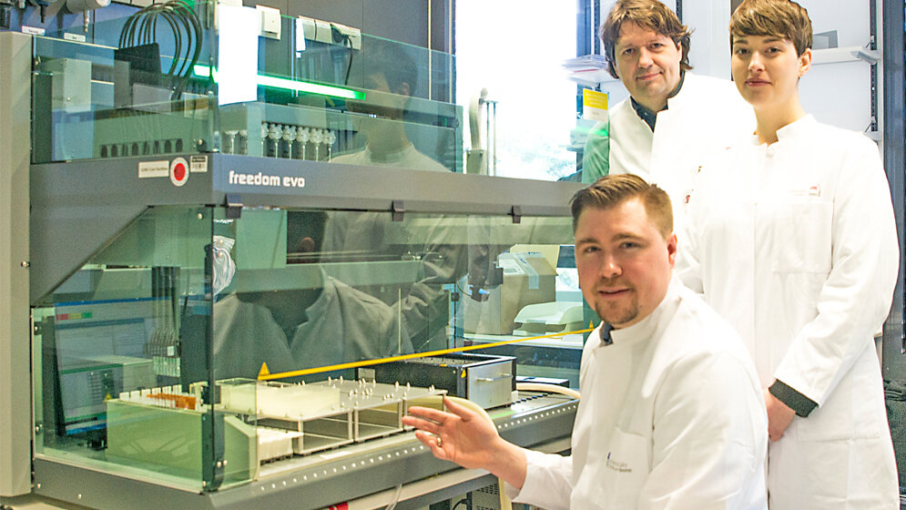 Am Pipettierroboter im Life & Brain Forschungszentrum