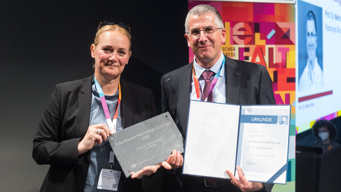 r. Kerstin Westphalen überreicht den neuen Zukunftspreis Nachhaltige Radiologie an Prof. Dr. Martin Mack