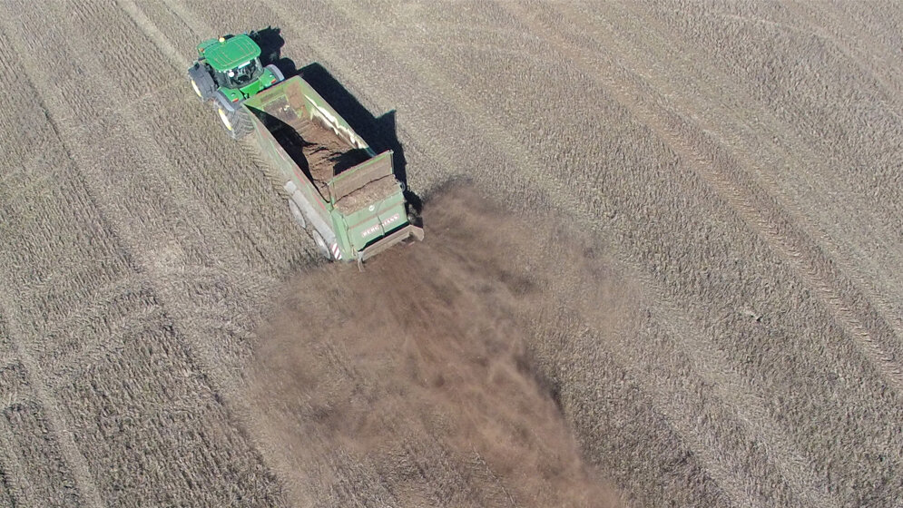 Feinstaubwolke_bei_der_Ausbringung_von_Huehnerkot_Foto_Ulrich_Stollberg_Copyright_ATB.jpg Feinstaubwolke