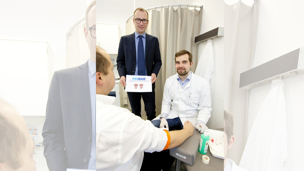 PDDr_Imkamp_Mitte_und_Assistenzarzt_Christian_Fuhrmann_bei_der_Abnahme_von_Blut_MHH_Kaiser.jpg Privatdozent Dr. Imkamp (Mitte) und Assistenzarzt Christian Fuhrmann