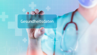 Arzt hält Schild mit Gesundheitsdaten