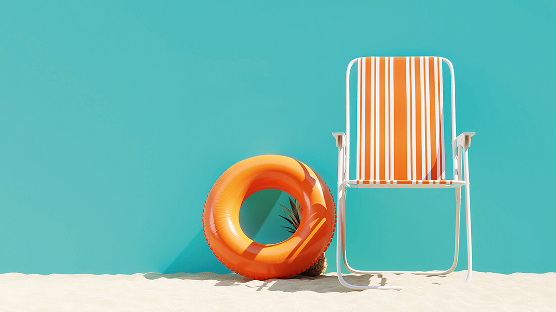 Foto mit eines Campingstuhls, eines Schwimmreifens und einer Ananas