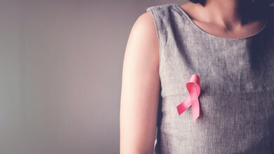 Frau mit einer rosafarbenen Brustkrebsschleife