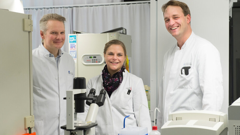 Prof. Dr. Eicke Latz und Alena Grebe sowie Dr. Sebastian Zimmer 