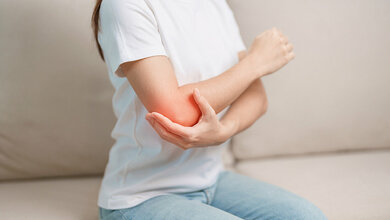 Titelbild des Fachbeitrags zur Bildgebung bei persistierender Apophyse des Epicondylus humeri