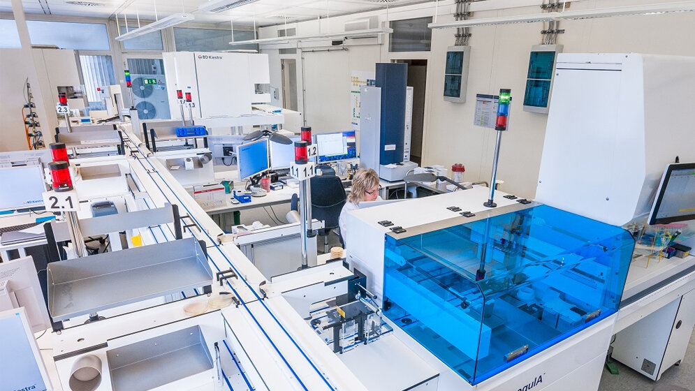 Neue_vollautomatisierte_Laborstrasse_fuer_Patienten_Screening_und_mikrobiologische_Diagnostik_am_Uniklinikum_Heidelberg_Universitaetsklinikum_Heidelberg_15042016.jpg Neue vollautomatisierte Laborstraße