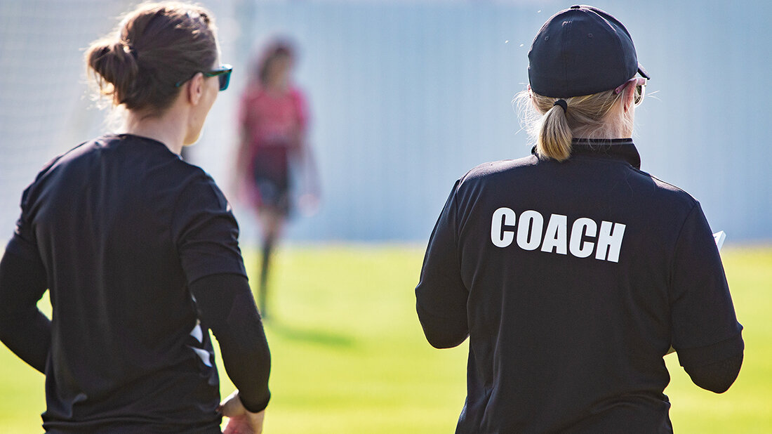 Aus der Praxis für die Praxis (42):
Ihr Vorgesetzter: vom „Chef“ zum „Coach“ Foto von zwei Frauen, von denen eine das Wort „Coach“ auf dem Rücken ihrer Jacke trägt