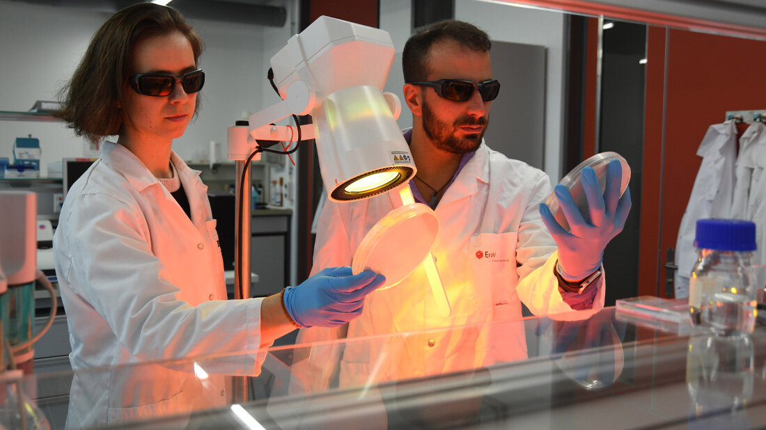 Die Empa-Forschenden Paula Bürgisser und Giacomo Reina mit Schutzbrillen.