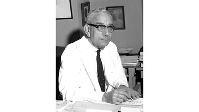 Foto von Burrill Bernard Crohn am Schreibtisch.