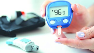 Foto, das die Verwendung eines modernen Glukosemessgeräts zeigt