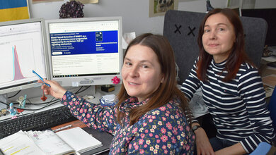 Zwei Forscherinnen vor zwei Bildschirmen im Büro.