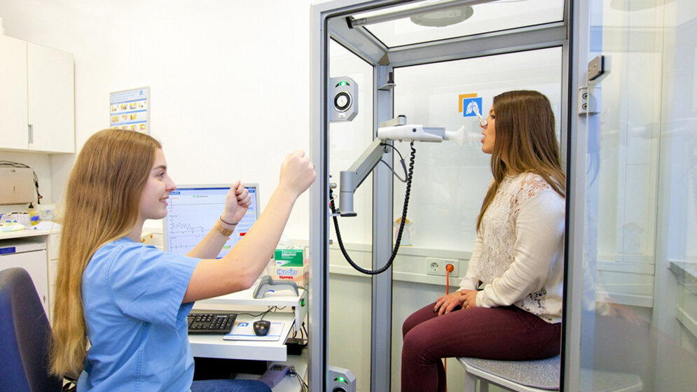 Patientin_bei_Lungenfunktionspruefung_MHH_Kaiser.jpg Lungenfunktionsprüfung
