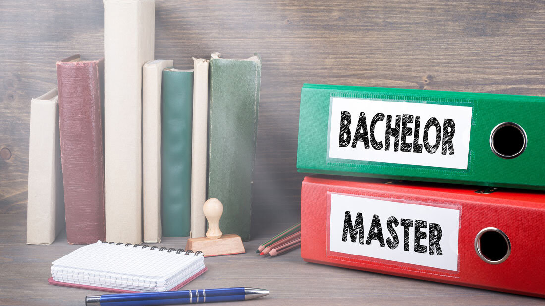 Foto mit Aktenordnern, deren Rücken beschriftet ist mit „Bachelor“ und „Master“