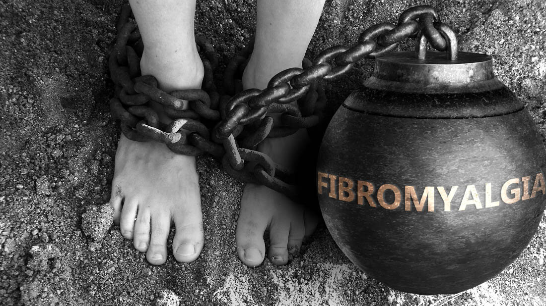 Fibromyalgie_Kugel.jpg Symbolbild für Fibromyalgie (Füße an eine Eisenkugel gekettet)