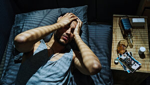 Titelbild des Fachbeitrags zu Prävalenz, Physiologie und Behandlung alkoholbedingter Schlafstörung