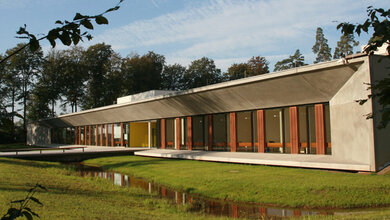 Ionenstrahlzentrum.jpg Das Ionenstrahl-Therapiezentrum in Marburg