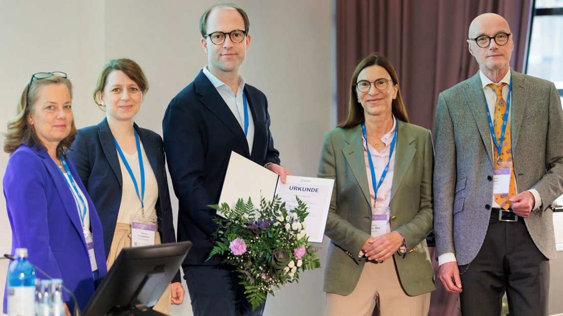 Dr. Jan Middeke (Mitte) bei der Preisverleihung 
