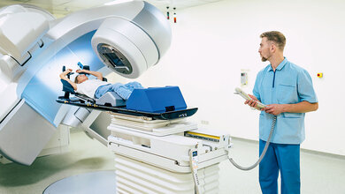 Foto eines Linearbeschleunigers (LINAC) im Betrieb, gesteuert von einem Medizinisch-Technischer Radiologieassistenten