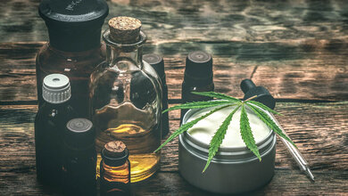 CBD Produkte und Hanfblatt