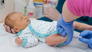 Neugeborenenscreening_genuegen_wenige_Tropfen_Blut_Uniklinik_Heidelberg.jpg Neugeborenenscreening