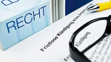 Titelbild zu aktuellen gerichtlichen Entscheidungen, diesmal zu fristloser Kündigung wg. Beleidigungen in einer Chatgruppe