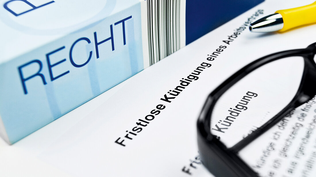 Titelbild zu aktuellen gerichtlichen Entscheidungen, diesmal zu fristloser Kündigung wg. Beleidigungen in einer Chatgruppe