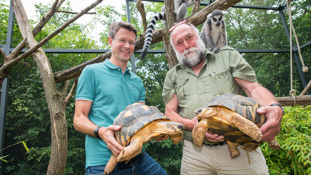 Blut_der_Strahlenschildkroeten_untersuchten_Bioinformatiker_und_Zoodirektor_Foto_Oliver_Dietze.jpg Bioinformatik-Professor Andreas Keller und Zoodirektor Richard Francke