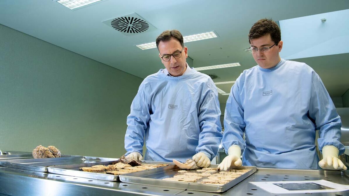 Prof. Dr. Marco Prinz (links) und Dr. Marius Schwabenland bei der Hirn-Obduktion