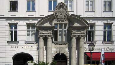 Hauptportal und Fassade am Lette Verein