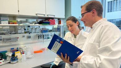 Dr. Carla Tangermann und Prof. Sven Diederichs im Labor.
