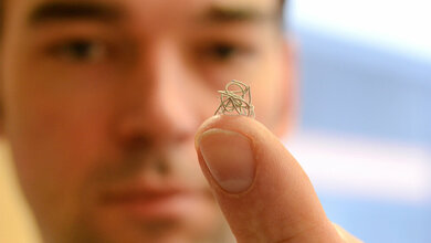 8 mm Coil (Drahtknäul) auf einer Fingerkuppe