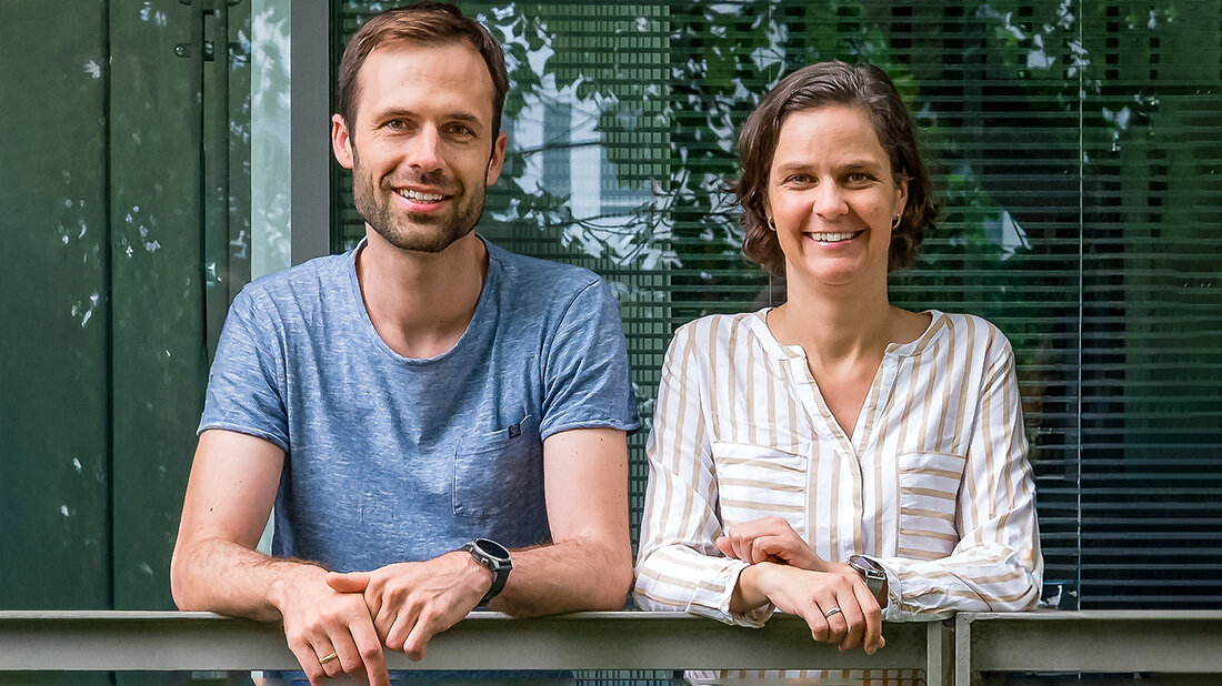 EBV_Wirtskontrolle.jpg Zwei Personen auf einem Balkon, die sich am Geländer abstützen