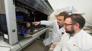 Prof._Dr._Philipp_Wild_und_Dr._Antonio_Pinto_vor_der_neuen_Robotikplattform_Peter_Pulkowski_Universitaetsmedizin_Mainz.jpg Prof._Dr._Philipp_Wild_und_Dr._Antonio_Pinto_vor_der_neuen_Robotikplattform_Peter_Pulkowski_Universitaetsmedizin_Mainz.jpg