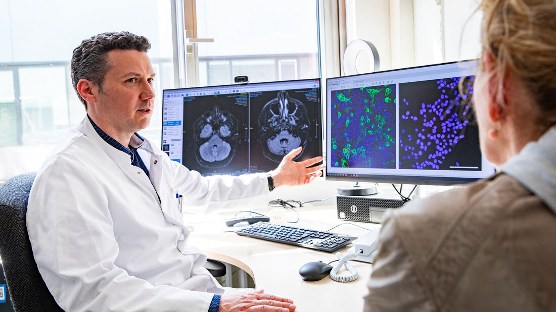 Professor_Dr_Kurt_Wolfram_Suehs.jpg Professor Dr. Kurt-Wolfram Sühs am Bildschirm