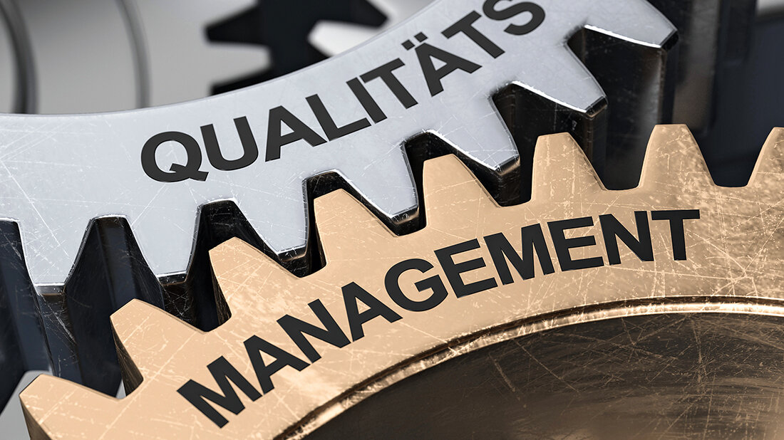 Titelbild des Fachbeitrags zum Schwerpunktthema Qualitätsmanagement: Bedeutung von Qualitätsmanagementsystem- und Fachzertifizierungen