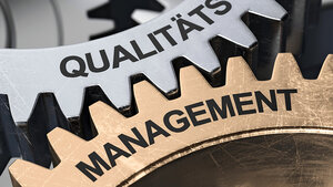 Titelbild des Fachbeitrags zum Schwerpunktthema Qualitätsmanagement: Bedeutung von Qualitätsmanagementsystem- und Fachzertifizierungen