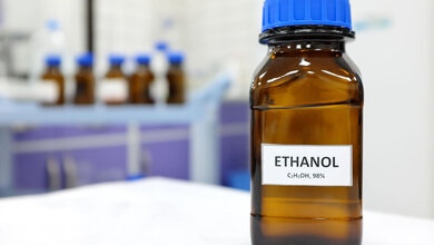 Ethanol.jpg Flasche mit Ethanol