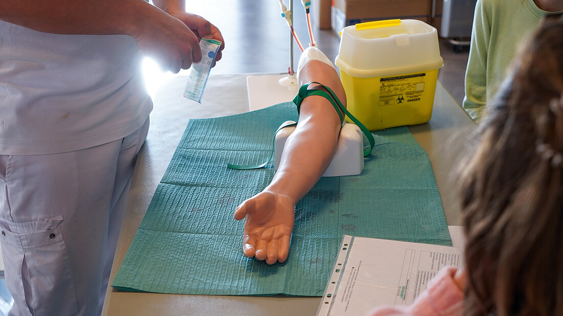 Titelbild zum Fachbeitrag im Rahmen des Schwerpunktthemas zu simulationsbasiertem Lernen in einem Skillslab