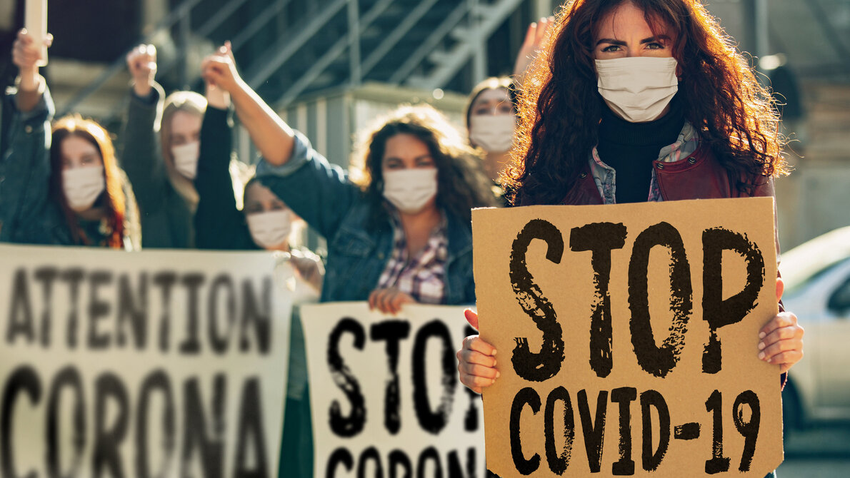 AdobeStock_334949318.jpeg Menschen demonstrieren für Stopp der Coronapandemie