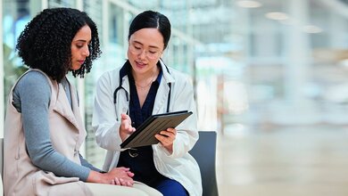 Foto zweier Frauen im Gespräch