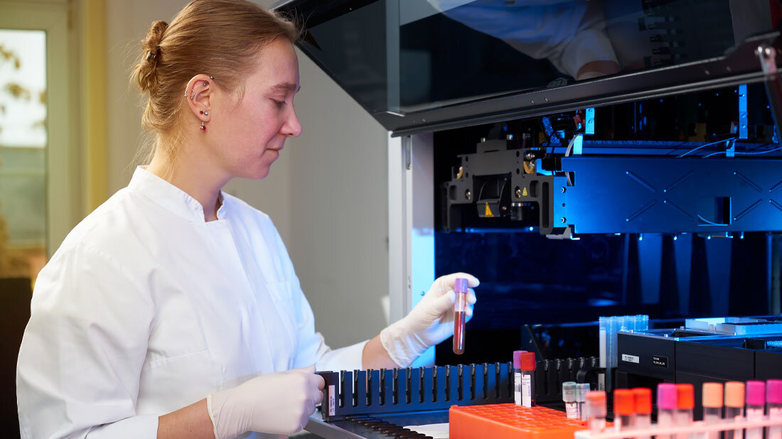 Eine Mitarbeiterin der Studie sortiert Blutproben ein.