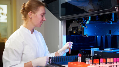 Eine Mitarbeiterin der Studie sortiert Blutproben ein.