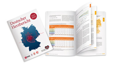 Collage aus dem Cover des Deutschen Herzberichts 2025 mit einem aufgeblätterten Heft, in dem Seiten mit Tabellen zu sehen sind.