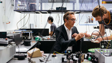 Jürgen Popp (links), wissenschaftlicher Direktor des Leibniz-IPHT, und Tobias Meyer