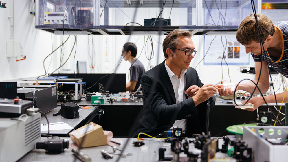 Jürgen Popp (links), wissenschaftlicher Direktor des Leibniz-IPHT, und Tobias Meyer