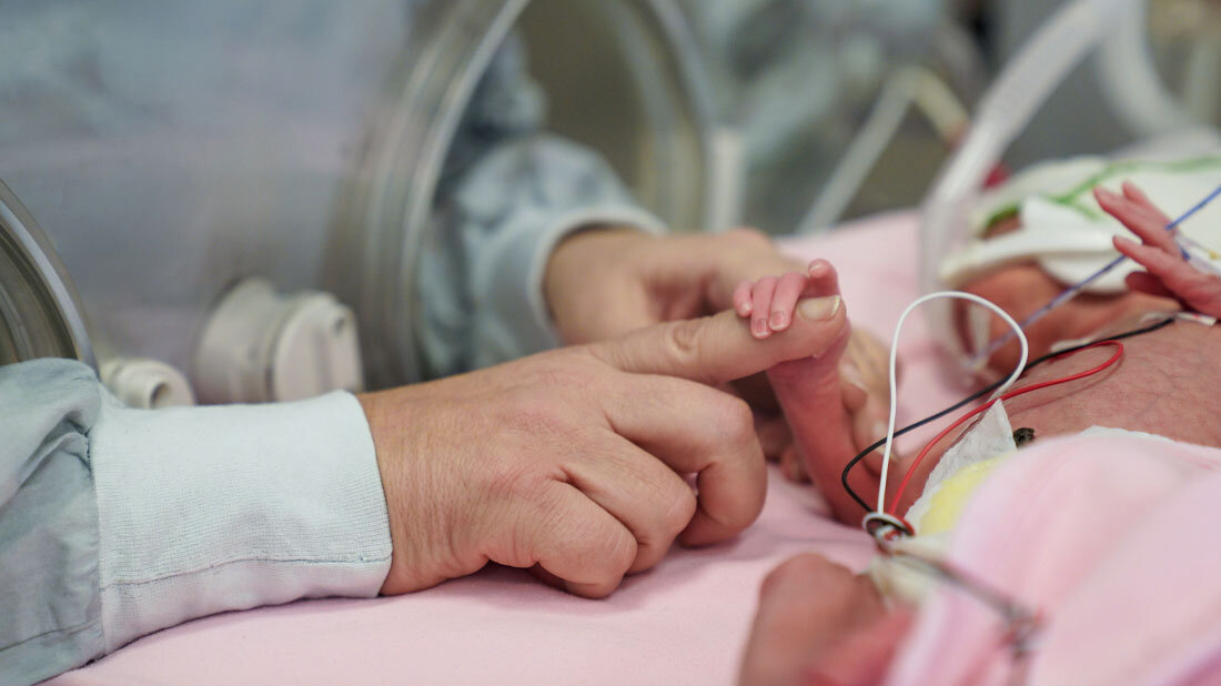 Neugeborenes auf der Intensivstation.