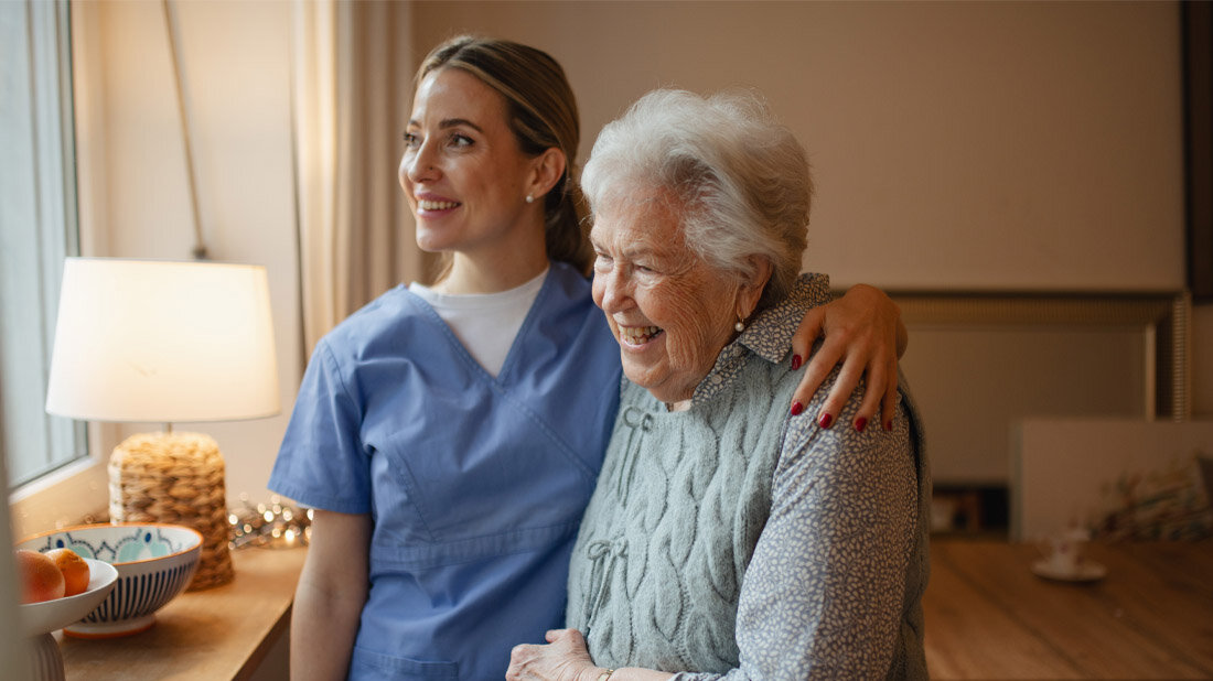 Frau mit Alzheimer mit einer Pflegekraft